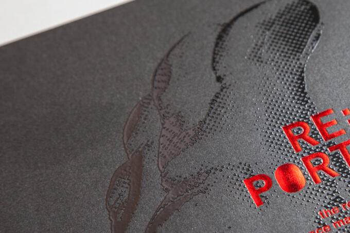 Heißfolienprägung mit Relieflack auf schwarzem Papier