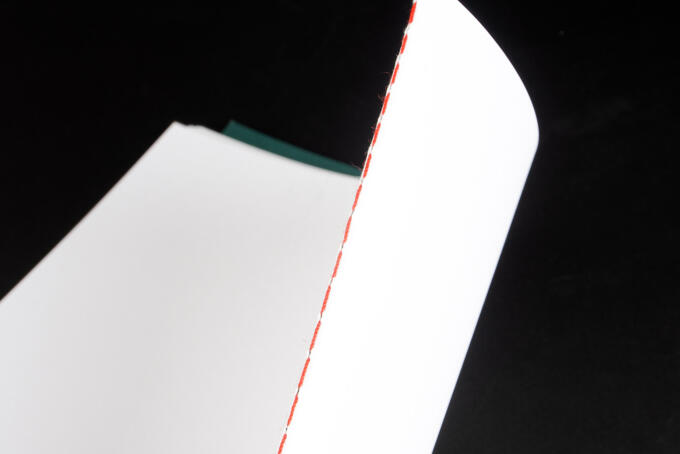 Steppstichheftung mit rotem Faden