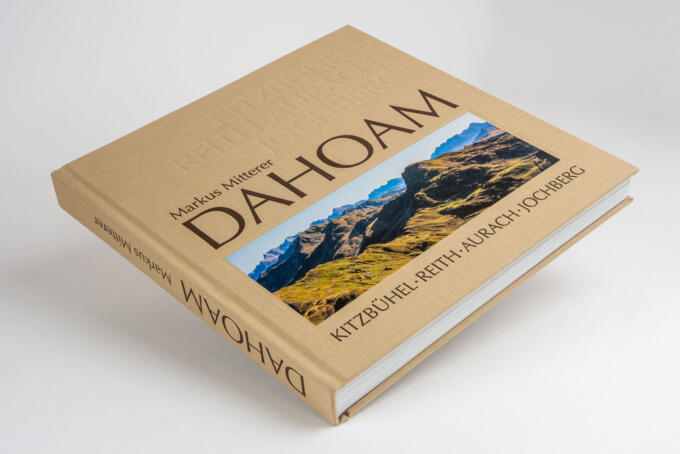 Hardcoverbuch mit geklebten Schildchen