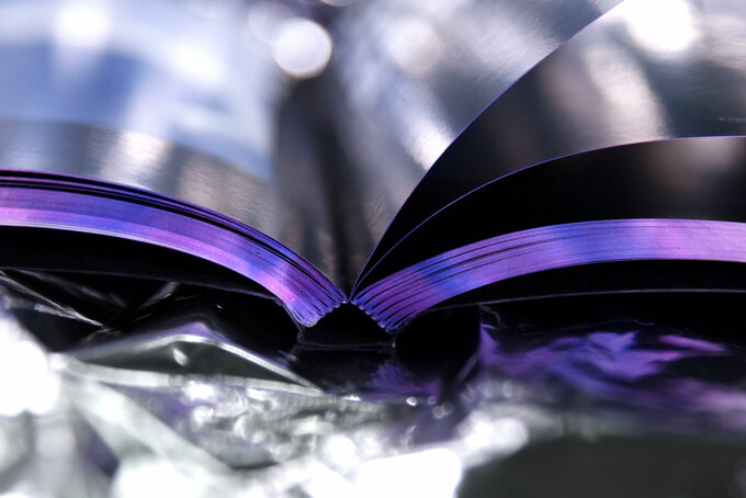 aufgeschlagene Freirücken Broschüre mit Motivfarbschnitt