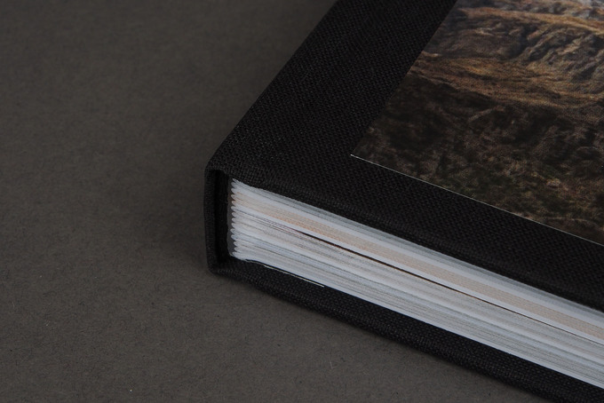 Schwarzes Leinenbuch mit Siebdruck