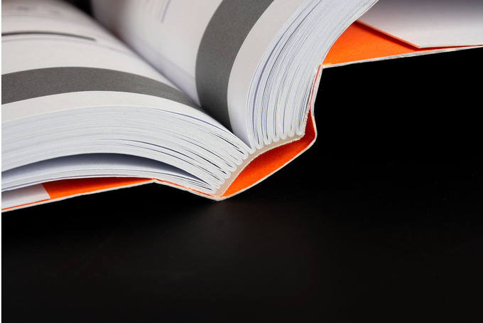 Freirückenbroschüre als Fadenheftung bei einem Geschäftsbericht