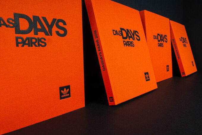 Hardcover Buch mit Leineneinband und matter Heißfolienprägung in schwarz