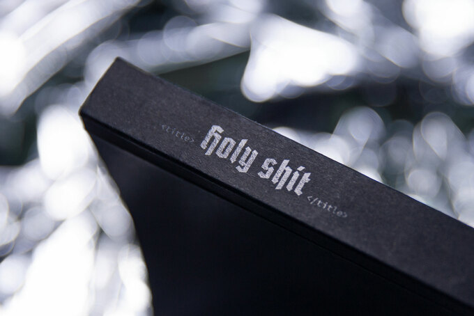 Schwarzes Papier bedruckt mit schwarz als alternative zum UV-Lack