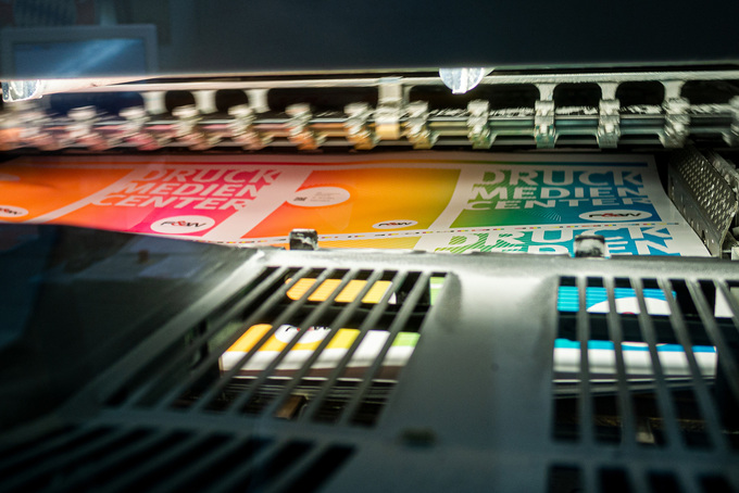 Bogenauslage Druckmaschine mit Neon-Irisdruck