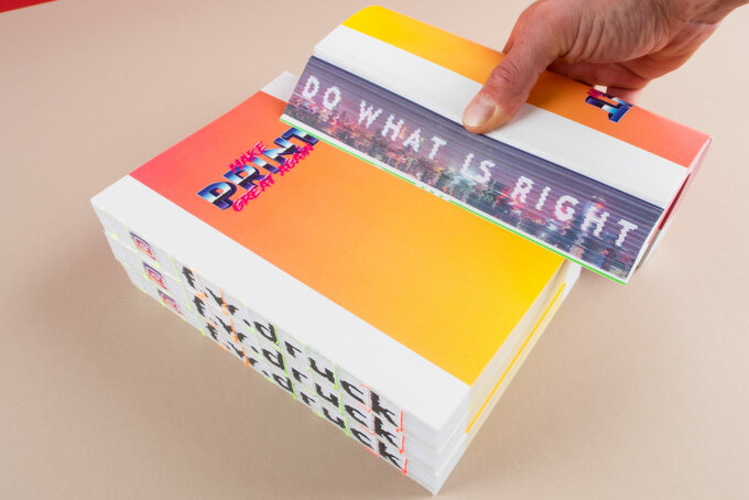 Offene Fadenheftung mit Neonfäden