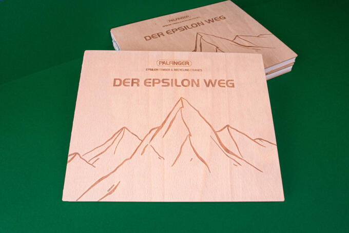 Steifbroschüre mit Holz