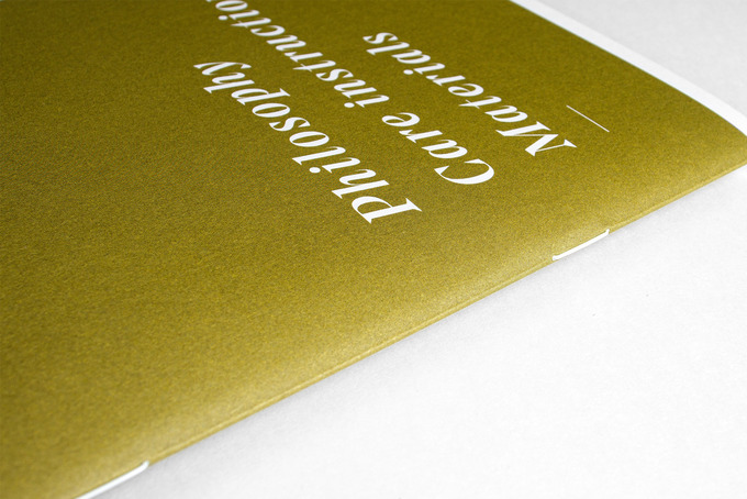 Rückstichheftung mit weißen Klammern