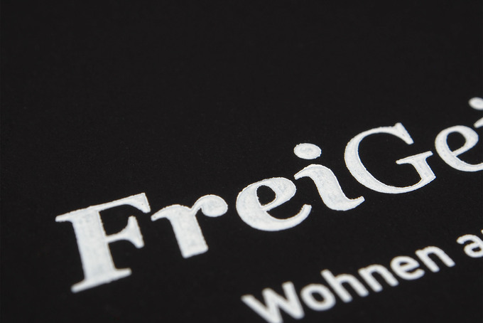 weißer Siebdruck auf schwarzem Papier