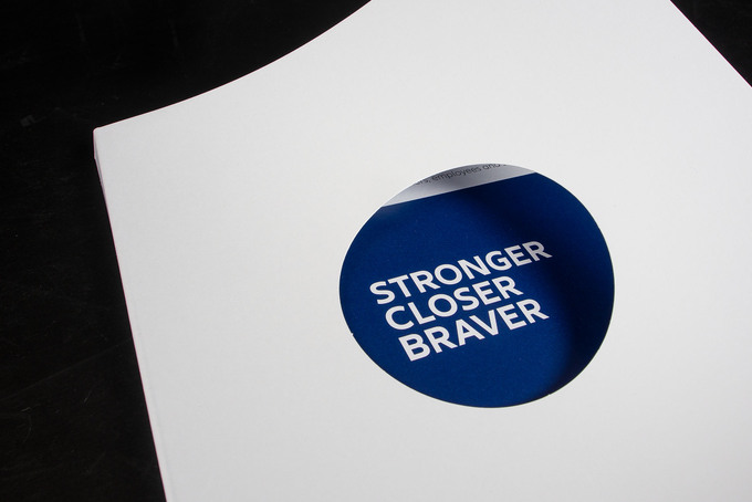 Stanzung runder Kreis auf Titelseite einer Broschüre