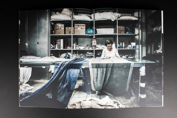 Buch liegt offen auf Tisch