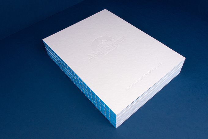 Steifbroschur mit geprägten Decken