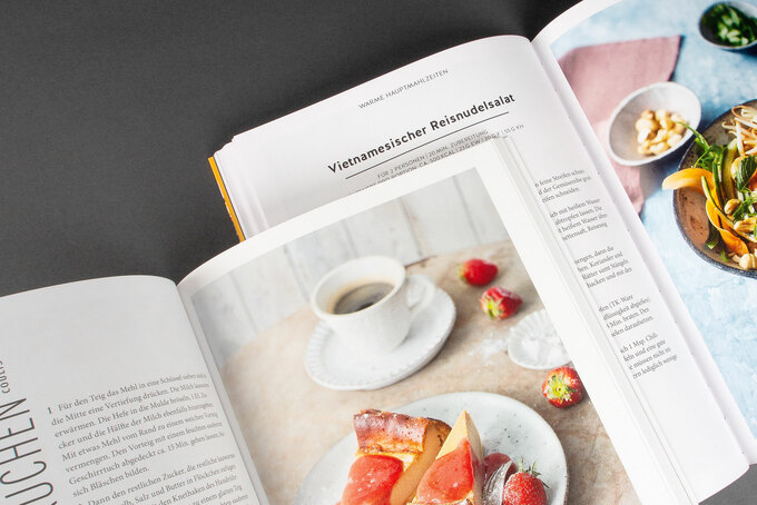 offenes Kochbuch mit Rezepten