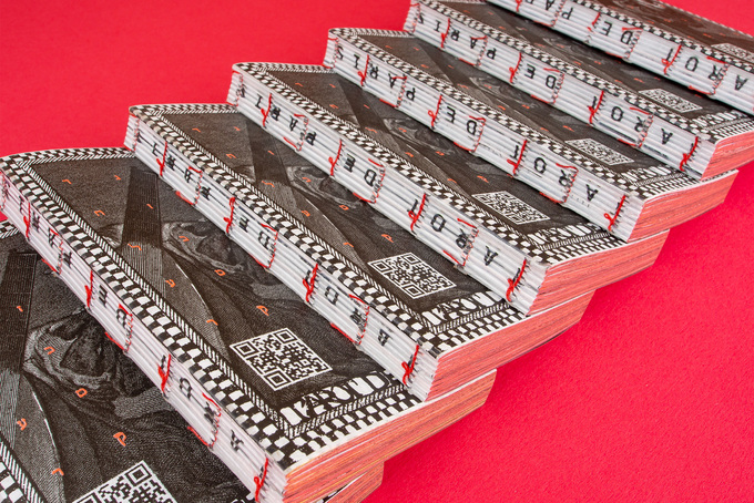 Text im Rücken offene Fadenheftung