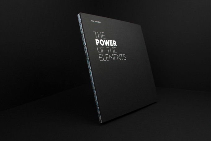 Steifbroschur mit schwarzen Decken und weißem Siebdruck