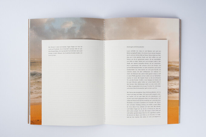 Booklet in offener Steppstichheftung liegt auf dem Tisch