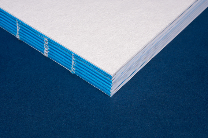 offene Fadenheftung mit blauem Rücken