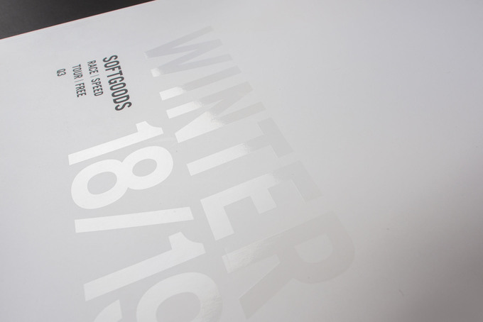 UV Lack auf weißem Papier