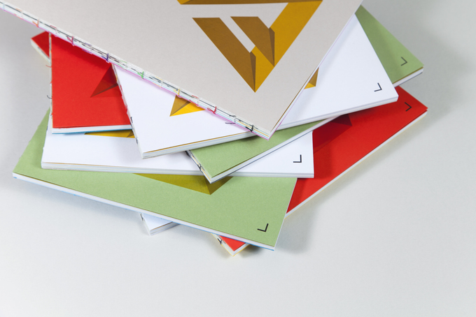 Offene Fadenheftung mit bunte Fäden