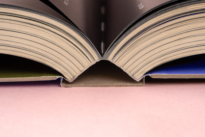 aufgeschlagener beschnittene Pappband