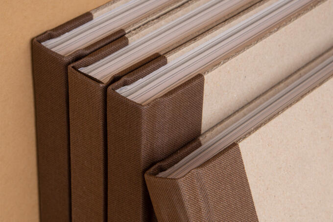 Buch mit Leinen in der Farbe Braun