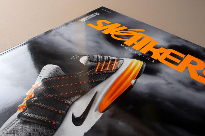 Pantone 804c am Cover eines Magazins