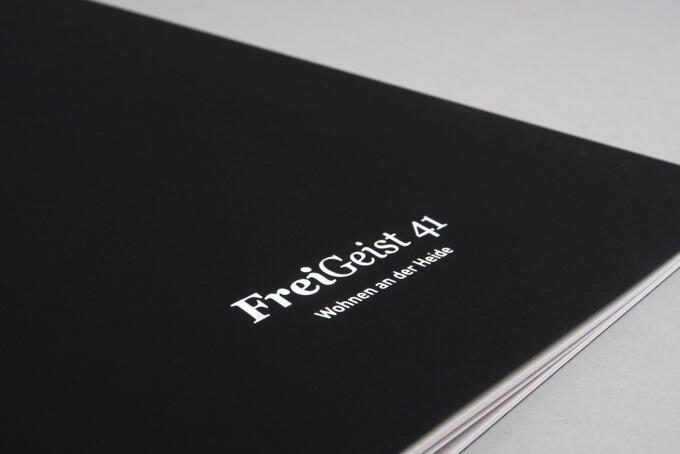 Siebdruck auf schwarzem Papier